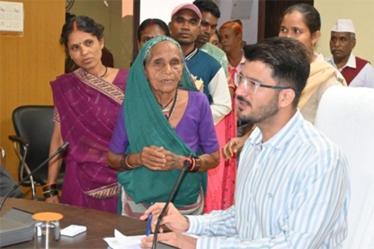 कलेक्टर ने जनदर्शन में सुनी आमजनों की समस्याएं