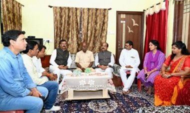 उप मुख्यमंत्री अरुण साव पहुंचे शहीद भरत साहू के घर, परिजनों से मिलकर बंधाया ढांढस