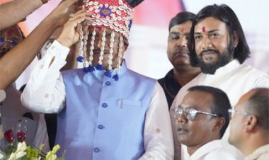 कार्यक्रम के शुभारंभ के अवसर पर मुख्यमंत्री श्री विष्णु देव साय का गौर सिंग मुकुट पहनाकर आत्मीय स्वागत किया गया