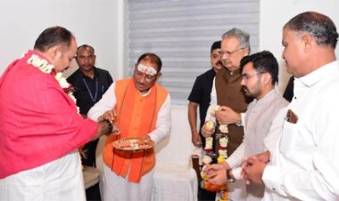 मुख्यमंत्री विष्णु देव साय ने सुप्रसिद्ध कथावाचक पंडित प्रदीप मिश्रा से की सौजन्य मुलाकात