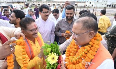 मुख्यमंत्री के पी.जी.कालेज हेलीपेड कबीरधाम पहुंचने पर हुआ आत्मीय स्वागत