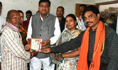 खाद्य मंत्री बघेल ने हितग्रहियों को किया राशनकार्ड का वितरण