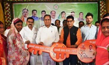 राजस्व मंत्री ने पीएम आवास के हितग्राही को कराया गृह प्रवेश