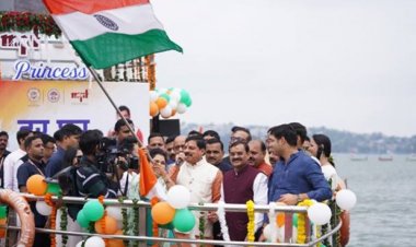 मुख्यमंत्री डॉ. मोहन यादव ने बोट क्लब पर तिरंगा यात्रा में "यह देश हे वीर जवानों का" देश भक्ति गीत गाया।