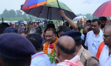 मुख्यमंत्री विष्णु देव साय के रायगढ़ जिले के ग्राम लिप्ति स्थित शासकीय हाई स्कूल मैदान हेलीपैड पहुंचने पर जनप्रतिनिधियों और ग्रामीणों ने उनका आत्मीय स्वागत किया