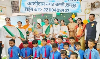 पंजाबी वूमेन वेलफेयर सोसाइटी ने स्वतंत्रता दिवस के अवसर पर कांशीराम नगर में मिठाइयां, स्टेशनरी, वाटर बाटल बांटे