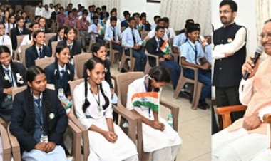 हवाई यात्रा कर रायपुर पहुंचे बीजापुर के मेधावी विद्यार्थियों में आसमान छूने का हौसला