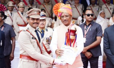 मुख्यमंत्री श्री विष्णु देव साय ने आज आकर्षक मार्च पास्ट के लिए केन्द्रीय औद्योगिक सुरक्षा बल को प्रथम पुरस्कार प्रदान किया