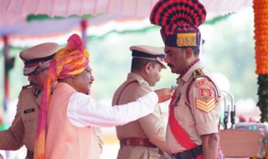 मुख्यमंत्री श्री विष्णु देव साय ने स्वतंत्रता दिवस पर अपने निवास में किया ध्वजारोहण