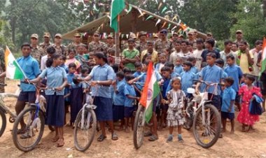 इस गांव में 18 साल बाद फहराया तिरंगा… इसी वर्ष फिर खोले गए हैं स्कूल