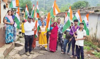 हर घर तिरंगा अभियान: वार्ड पार्षद ने घर-घर जाकर किया तिरंगा वितरित