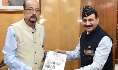 राज्यपाल श्री रमेन डेका से श्री शर्मा ने की सौजन्य मुलाकात