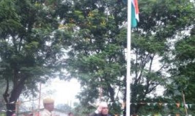 कलेक्टर ने किया ध्वजारोहण