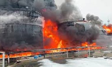 रूस के हमले से यूक्रेन के तेल भंडारण डिपो में लगी आग
