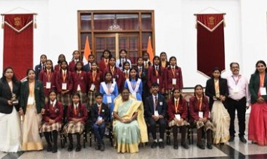 राष्ट्रपति से सरगुजा संभाग की छात्राओं ने की सौजन्य मुलाकात