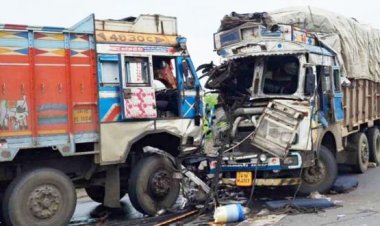 सिद्धबाबा घाट पर आमने-सामने से टकराए 2 ट्रक, दोनों चालक गंभीर
