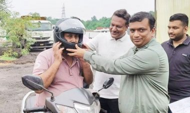 चालकों को हेलमेट वितरण, एसपी ने सडक़ सुरक्षा पर किया जागरूक