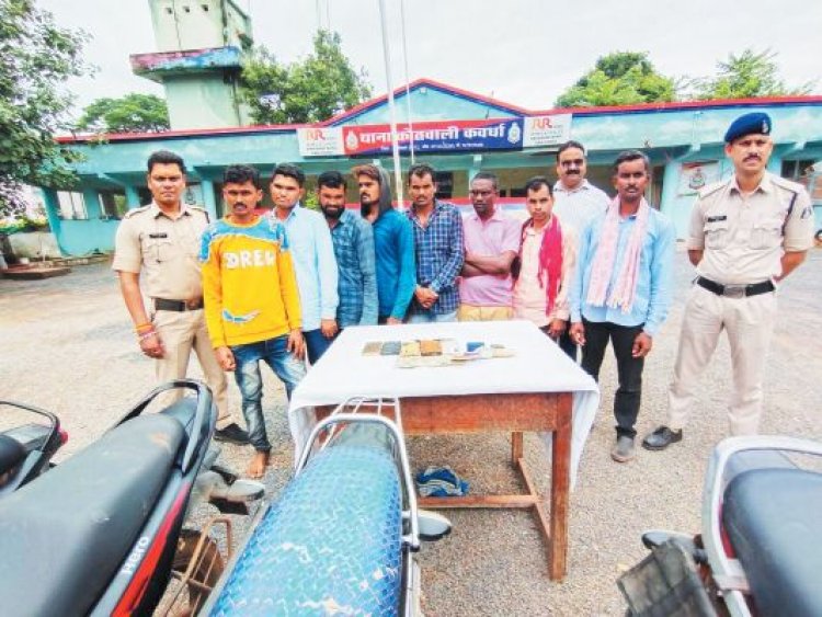 8 जुआरी गिरफ्तार