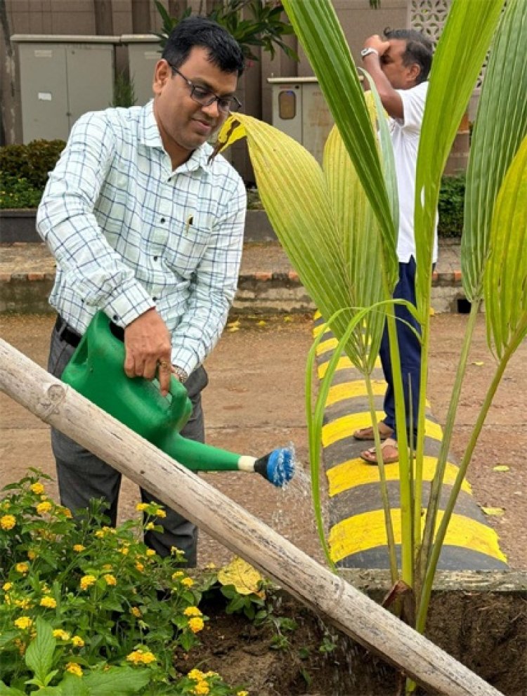 ‘एक पेड़ माँ के नाम‘: योजना एवं नीति सलाहकार डॉ. धीरेन्द्र तिवारी ने किया पौधरोपण