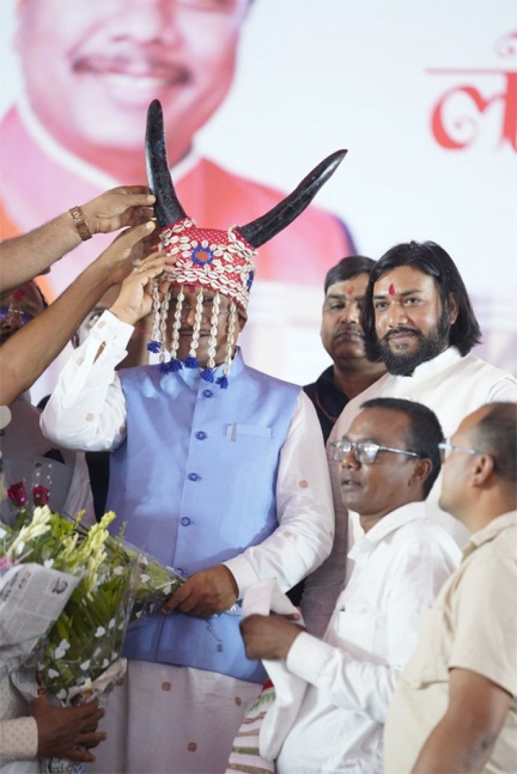 कार्यक्रम के शुभारंभ के अवसर पर मुख्यमंत्री श्री विष्णु देव साय का गौर सिंग मुकुट पहनाकर आत्मीय स्वागत किया गया