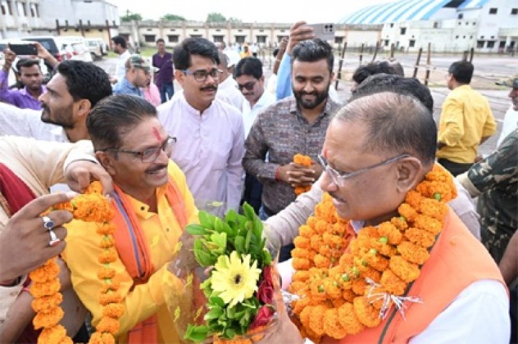 मुख्यमंत्री के पी.जी.कालेज हेलीपेड कबीरधाम पहुंचने पर हुआ आत्मीय स्वागत