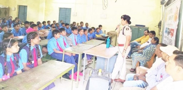 स्कूली बच्चों को दी नए कानूनों की जानकारी