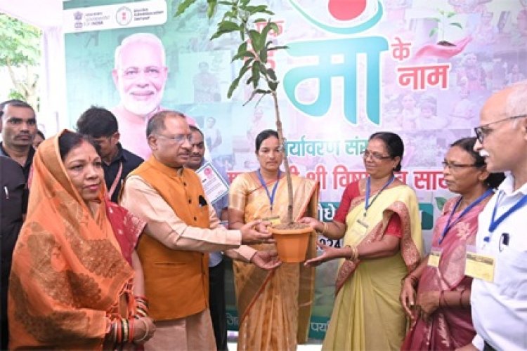 मुख्यमंत्री विष्णुदेव साय ने जशपुर जिले में चल रहे वृहत वृक्षारोपण अभियान के तहत् महतारी वंदन हितग्राही को सौंपा पौधा