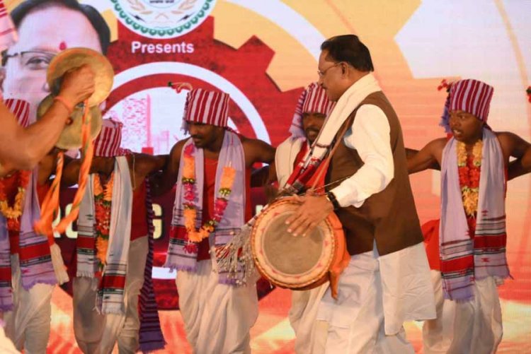 विश्व आदिवासी दिवस 9 अगस्त पर विशेष लेख : आदिवासी अंचलों में पहुंच रही हैं तेजी से विकास योजनाएं