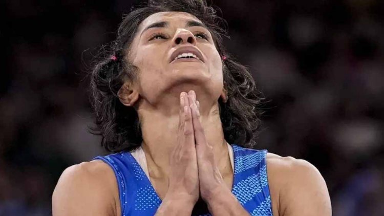 ओलंपिक ड‍िस्क्वाल‍िफ‍िकेशन के बाद विनेश फोगाट ने कुश्ती से किया संन्यास का ऐलान