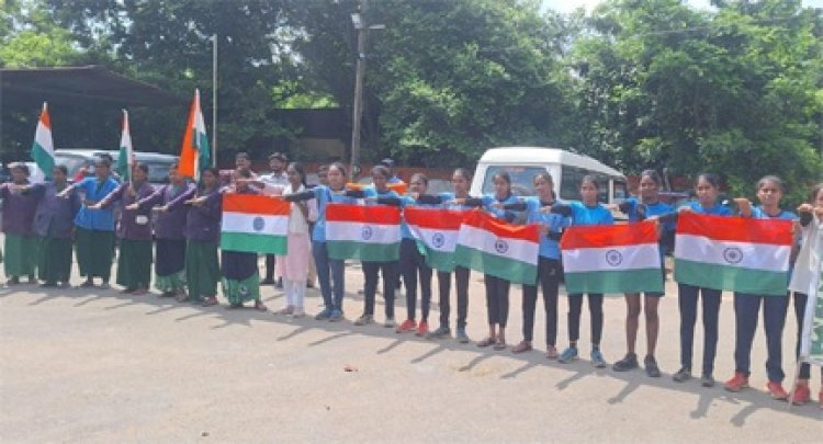 कलेक्टर ने हर घर तिरंगा कार्यक्रम के तहत तिरंगा रैली को हरी झंडी दिखाकर किया रवाना