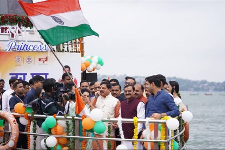 मुख्यमंत्री डॉ. मोहन यादव ने बोट क्लब पर तिरंगा यात्रा में "यह देश हे वीर जवानों का" देश भक्ति गीत गाया।