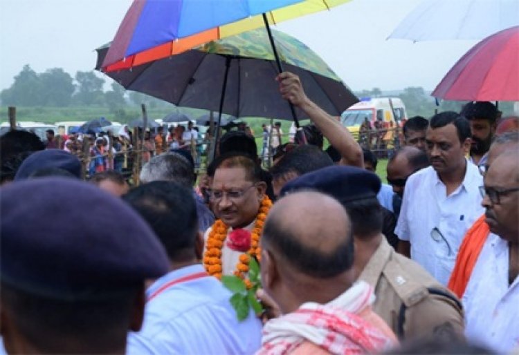 मुख्यमंत्री विष्णु देव साय के रायगढ़ जिले के ग्राम लिप्ति स्थित शासकीय हाई स्कूल मैदान हेलीपैड पहुंचने पर जनप्रतिनिधियों और ग्रामीणों ने उनका आत्मीय स्वागत किया