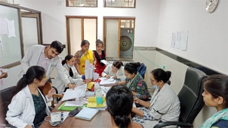 रायपुर के डॉक्टरों ने कोलकाता रेप मर्डर केस के खिलाफ की हड़ताल, OPD सेवाएं बंद, मरीजों की मुश्किलें बढ़ी