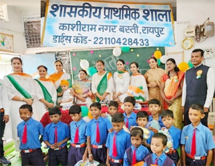 पंजाबी वूमेन वेलफेयर सोसाइटी ने स्वतंत्रता दिवस के अवसर पर कांशीराम नगर में मिठाइयां, स्टेशनरी, वाटर बाटल बांटे