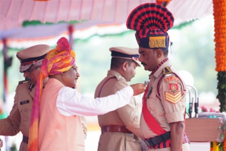 मुख्यमंत्री श्री विष्णु देव साय ने स्वतंत्रता दिवस पर अपने निवास में किया ध्वजारोहण