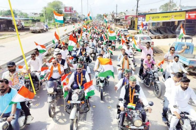 तिरंगा यात्रा बाइक रैली निकाली