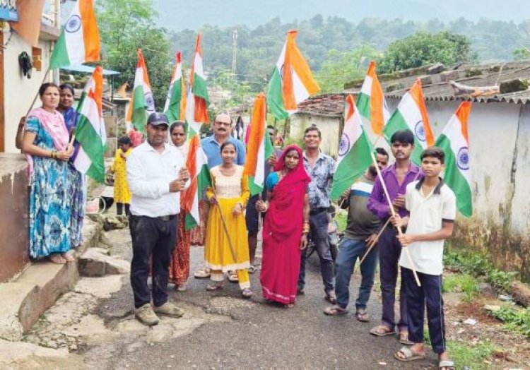 हर घर तिरंगा अभियान: वार्ड पार्षद ने घर-घर जाकर किया तिरंगा वितरित