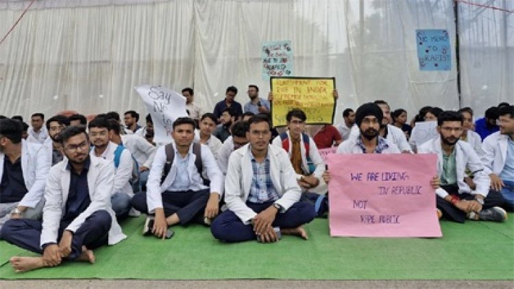 अंबेडकर के साथ अब AIIMS डाक्टरों ने भी किया हड़ताल
