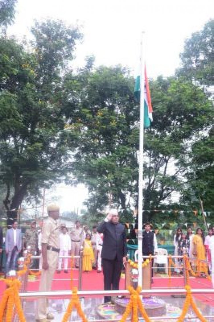 कलेक्टर ने किया ध्वजारोहण