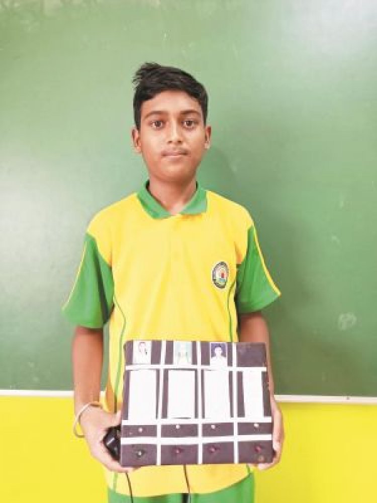 छात्र गौरव ने बनाया विद्यालय मतदान के लिए ईवीएम मॉडल