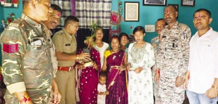 पुलिस ने शहीद परिवार संग मनाया रक्षाबंधन