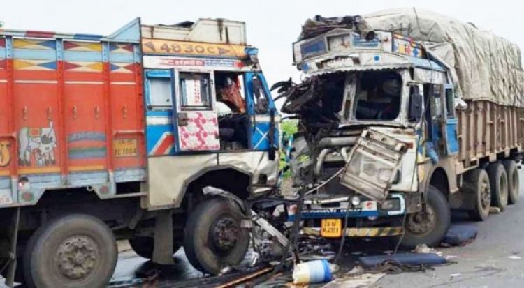 सिद्धबाबा घाट पर आमने-सामने से टकराए 2 ट्रक, दोनों चालक गंभीर