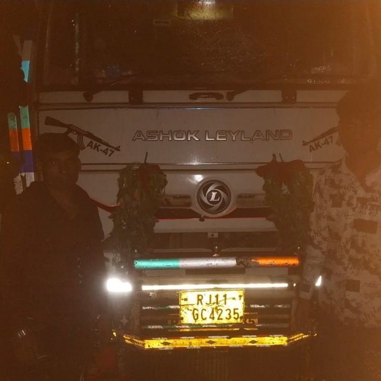 34 भैंसों से भरा ट्रक पिछोर पुलिस ने पकड़ा:दो तस्कर भोपाल से भरकर धौलपुर के बूचड़खाने कटवाने ले जा रहे थे