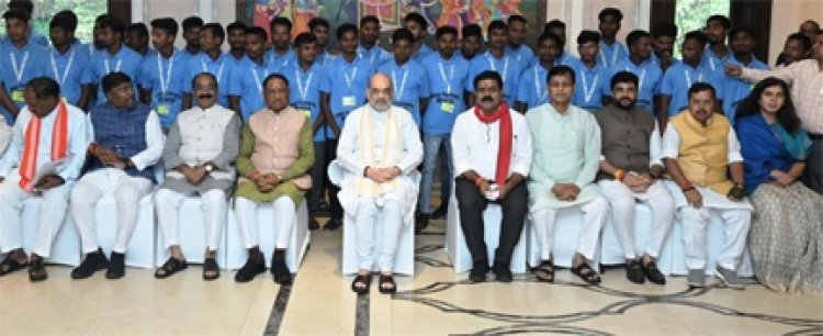 माओवाद आतंक प्रभावित बीजापुर जिले के पालनार कैम्प के आसपास के 31 युवाओं ने केंद्रीय गृहमंत्री शाह से की मुलाकात