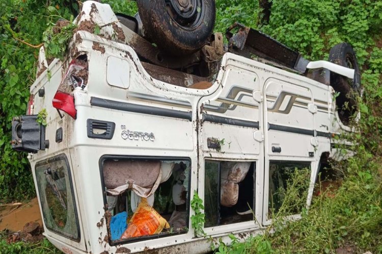 भोपाल से खजुराहो जा रही वन विभाग के अधिकारी का वाहन पलटा ड्राइवर घायल छतरपुर रेफर