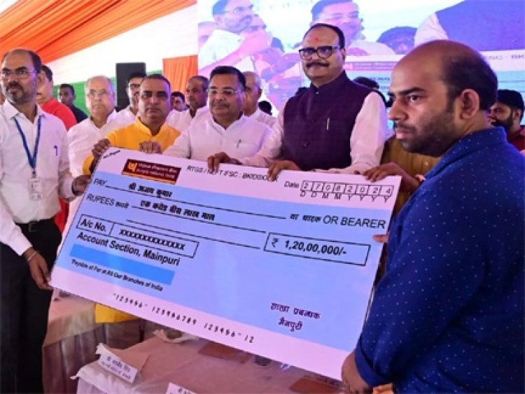 अखिलेश के इलाके में योगी सरकार ने लगाया रोजगार मेला, बृजेश पाठक पहुंचे