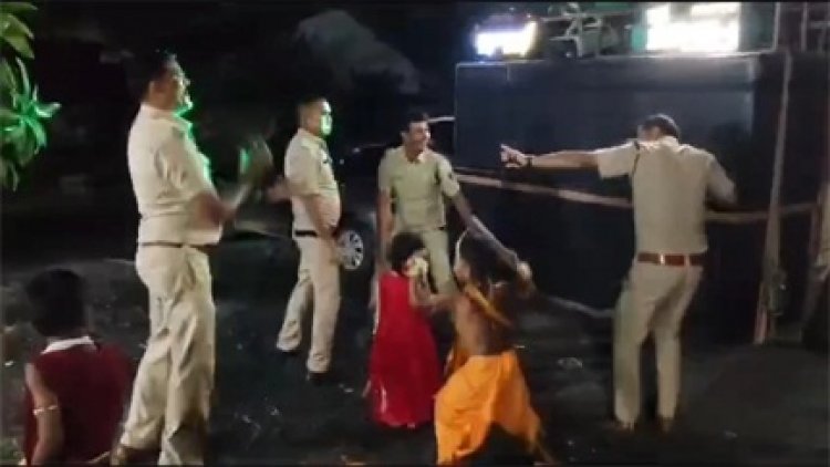 पुलिसकर्मी वर्दी में ही फिल्मी गाने पर नाचे