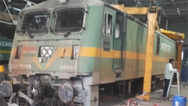 15 फीट ऊपर से गिरा रेल का इंजन