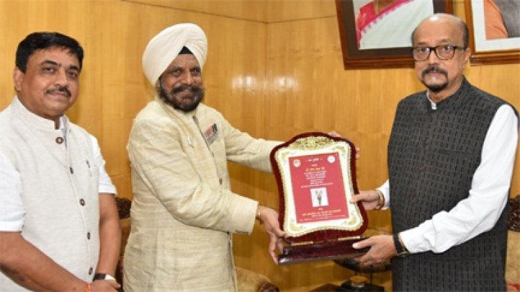 राज्यपाल श्री रमेन डेका से महर्षि युनिवर्सिटी ऑफ़ मैनेजमेंट विश्वविद्यालय के कुलपति ने भेंट की