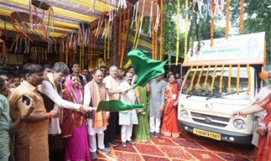 मुख्यमंत्री विष्णु देव साय ने तीज पोरा, महतारी वंदन तिहार के अवसर पर सुपोषण रथ को हरी झंडी दिखाकर किया रवाना